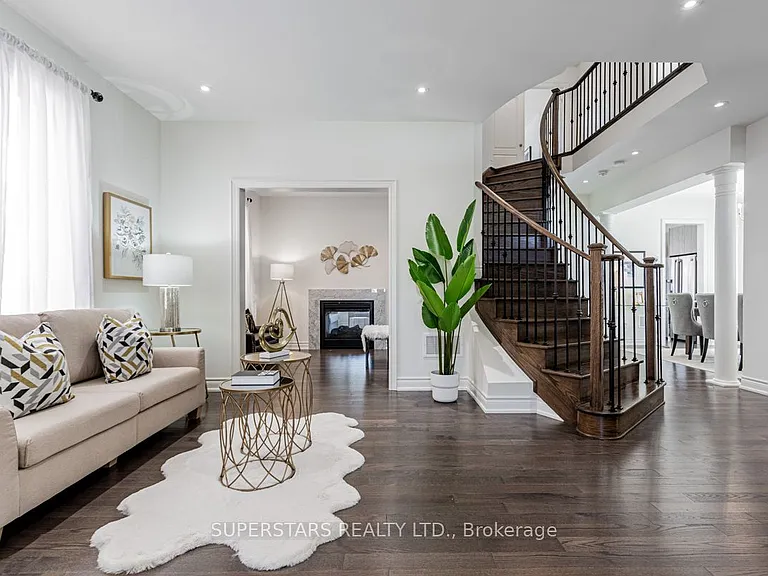 11 Empire Dr — Photo 3