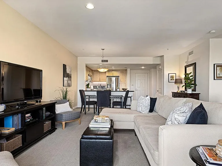 931 E Walnut St #304 — Photo 7