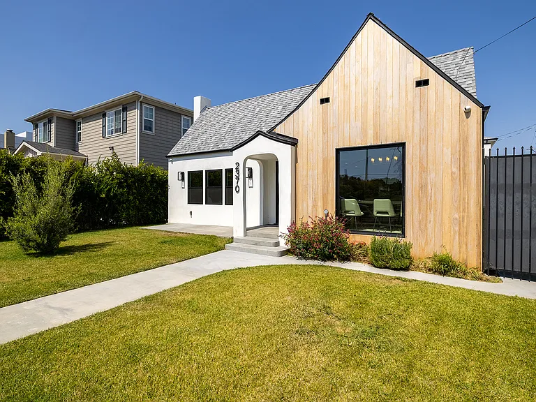 2370 Kelton Ave — Photo 5