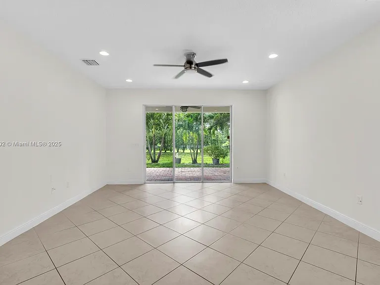 5271 SW 173rd Ave #0 — Photo 3