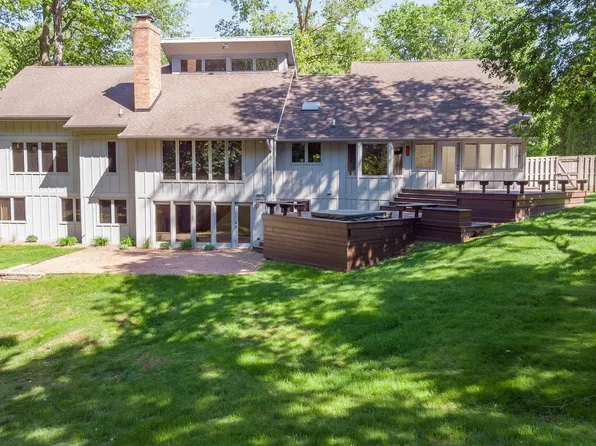 684 Sioux Dr, Freeport, IL 61032