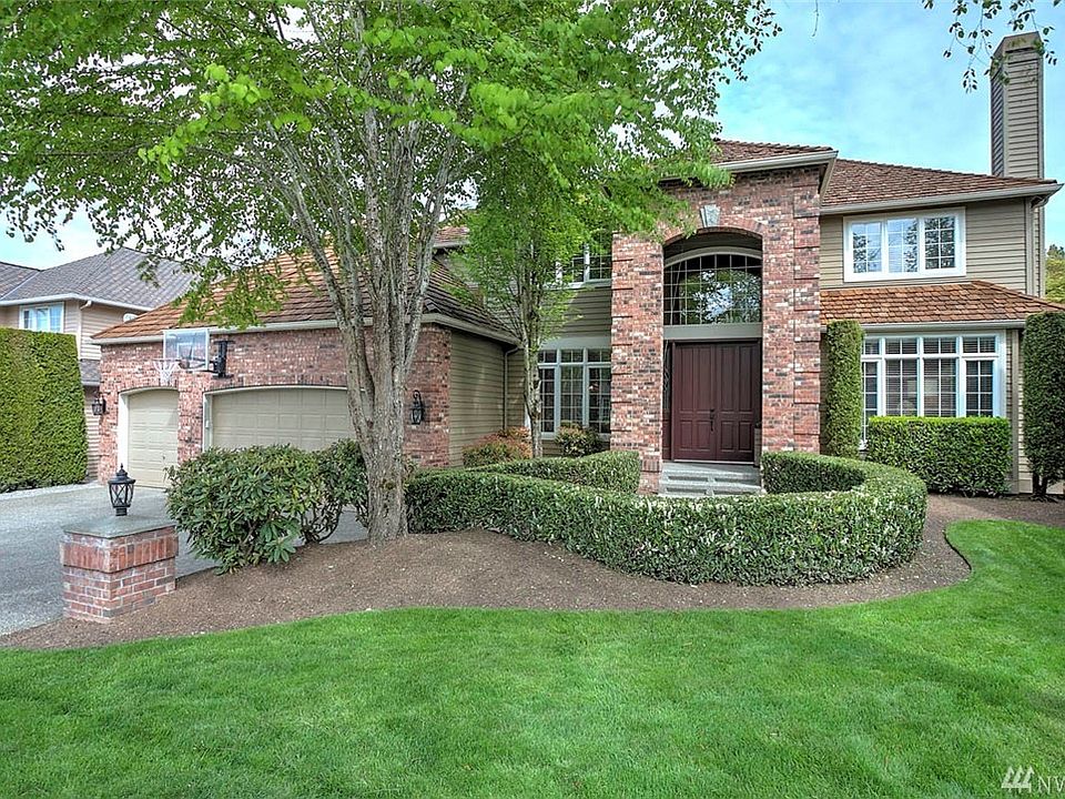 Classic living in Montrachet-a highly sought after neighborhood in Sammamish. Beautiful brick arched entry. Spacious 3 car garag