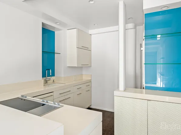 400 East 52nd Street image 3 of 8