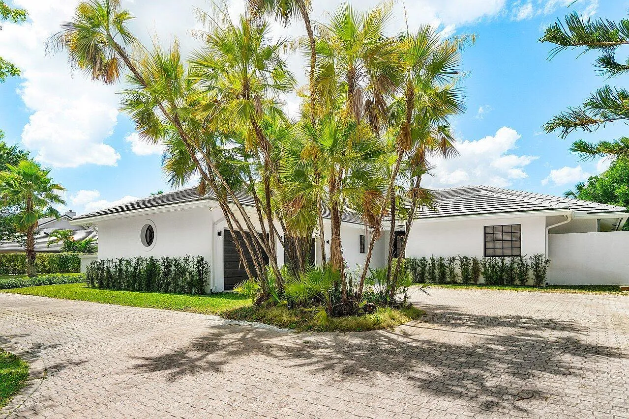 5 bed, 4.5 bath, 4412 sqft, $50,000 — Photo 4