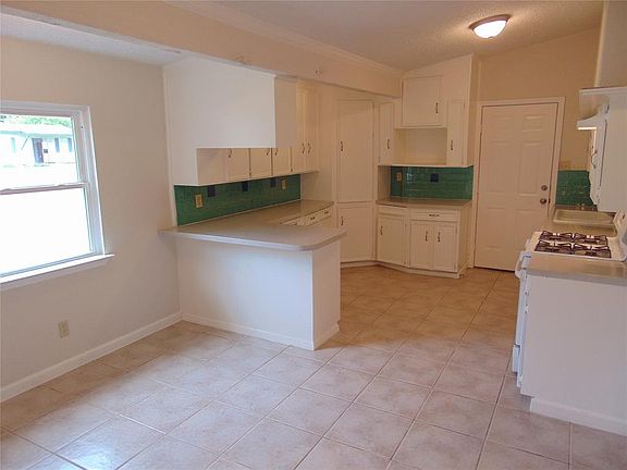 5th image of 912 Leyenda Dr