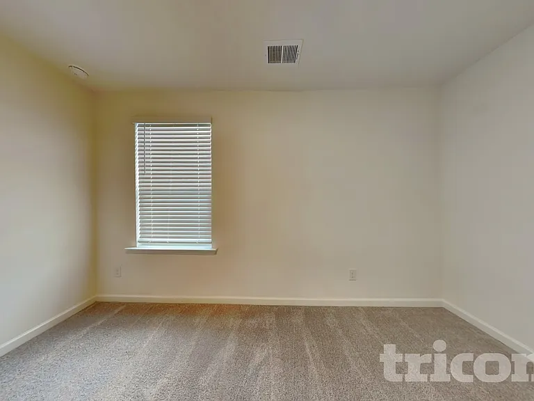 1940 Logan Ln — Photo 8