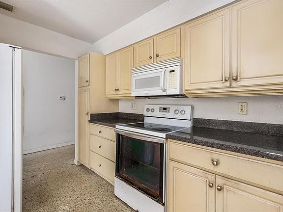 3rd image of 875 Valencia Rd