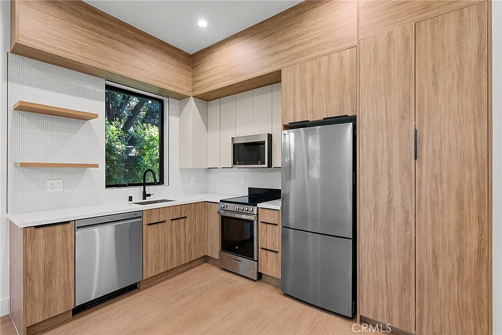 2 bed, 950 sqft, $3,800 — Photo 1