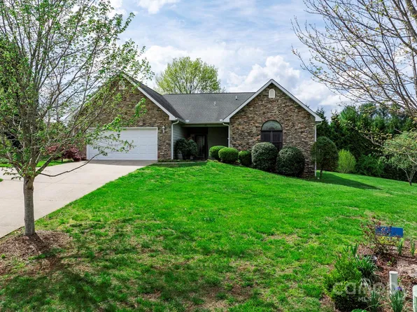 15 Bombay Ct, Candler, NC 28715