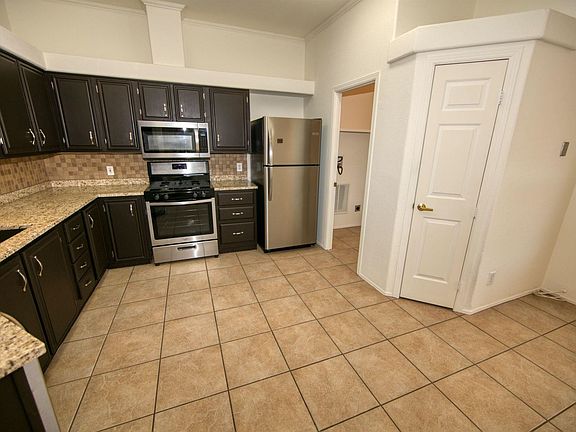 4th image of 566 W Parkwood Ct