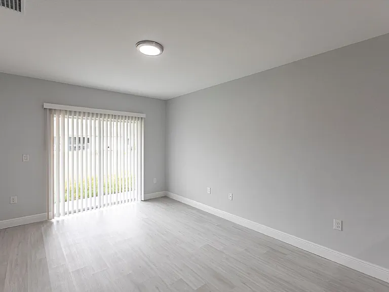 2113 Como St — Photo 9
