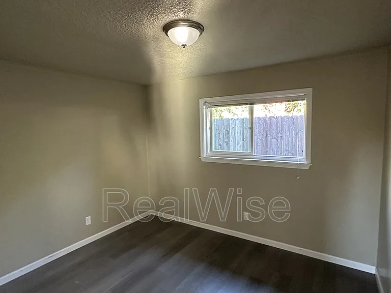 719 SW Bridge St — Photo 15
