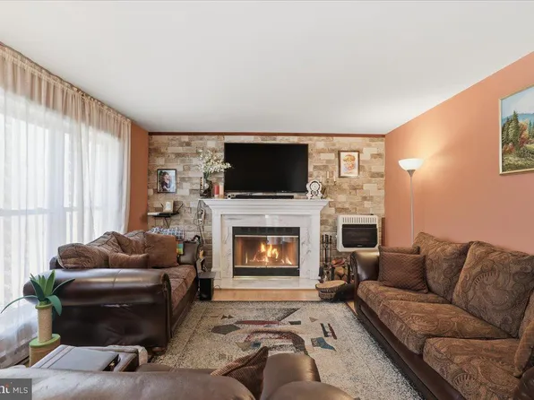 270 Packanack Dr, Clifton, PA 18424