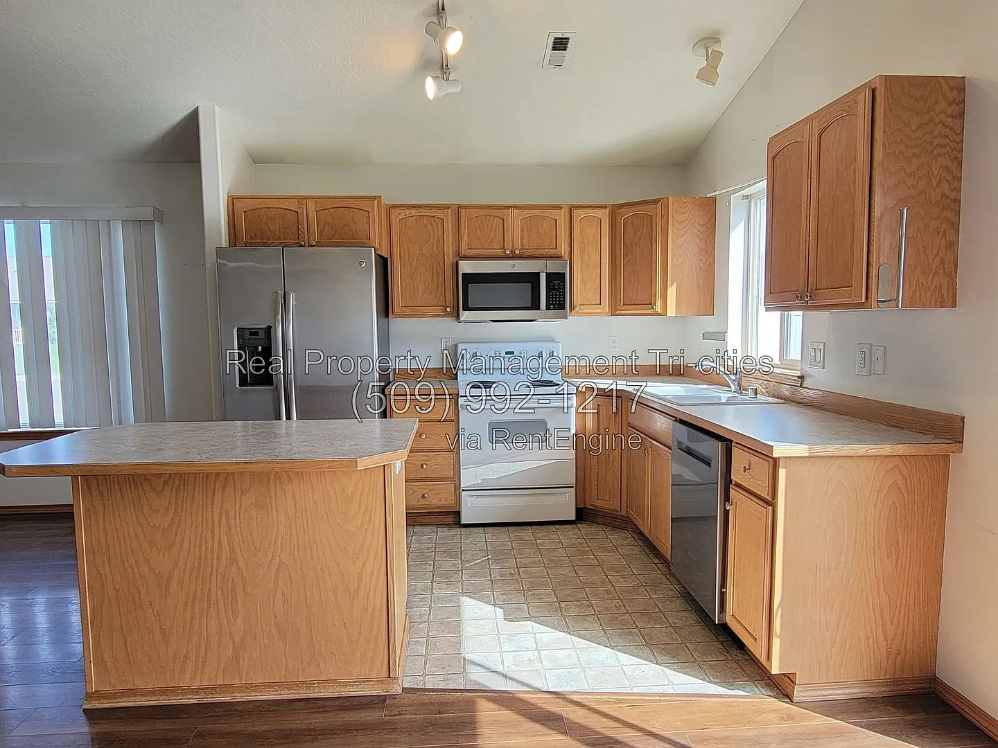 3 bed, 2.0 bath, 1169 sqft, $2,095 — Photo 4