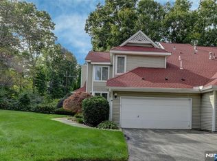 39 Ridge View Ter, Oak Ridge, NJ 07438
