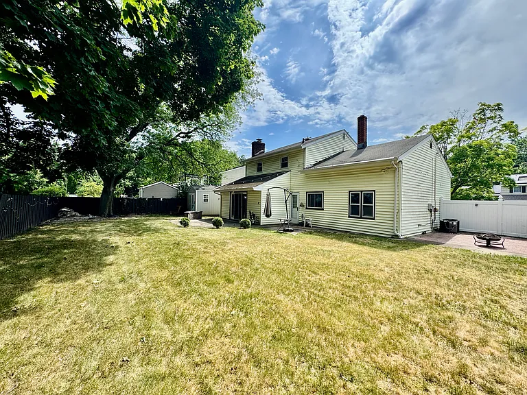 29 Waverly Dr W — Photo 16