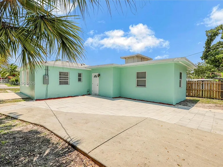 809 SW 17th St — Photo 26