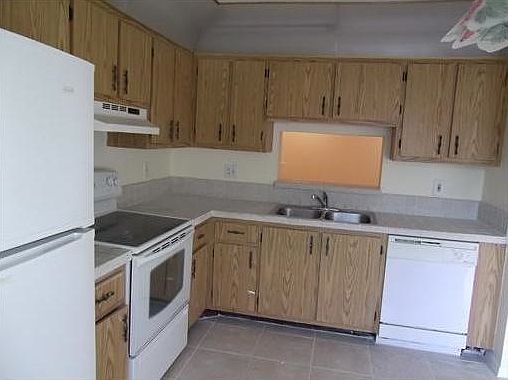 3rd image of 7931 Southgate Blvd #9E