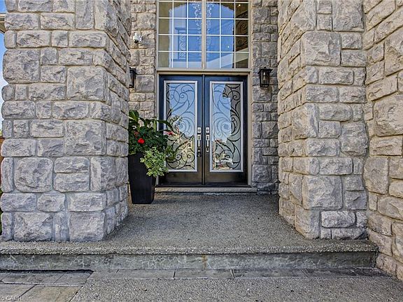 4th image of 4 Playfair Ct