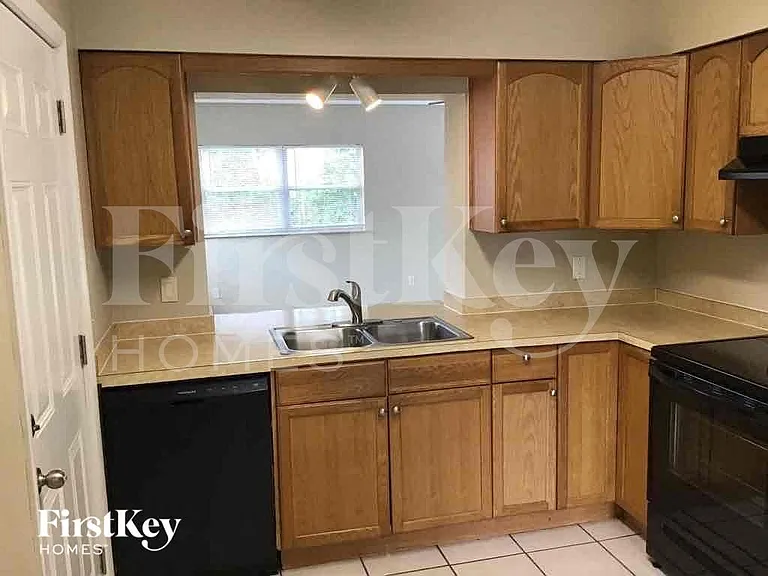 613 Brittany Ct — Photo 8