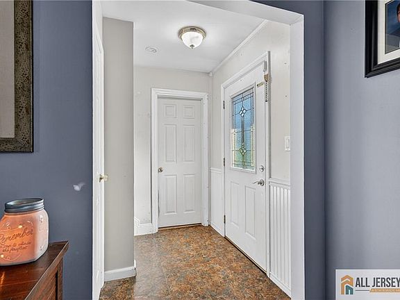 3rd image of 256 Adirondack Ave