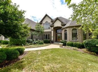 N53W21815 Taylors Woods Dr, Menomonee Falls, WI 53051