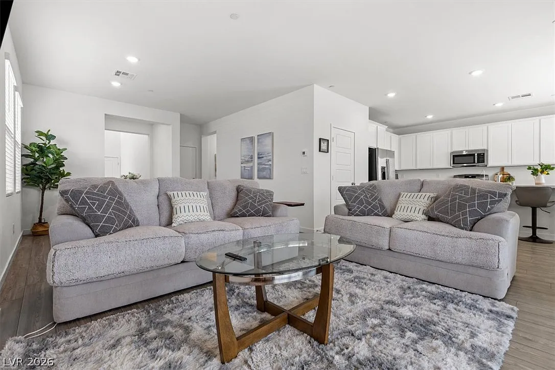 4 bed, 3.0 bath, 2276 sqft, $3,350 — Photo 3