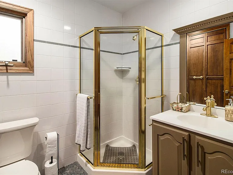 28433 Kinnikinnick Rd #UPPER — Photo 14
