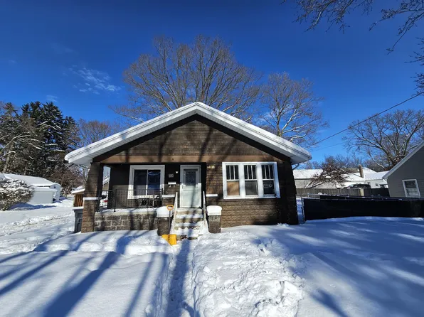 304 W 3rd St, Buchanan, MI 49107
