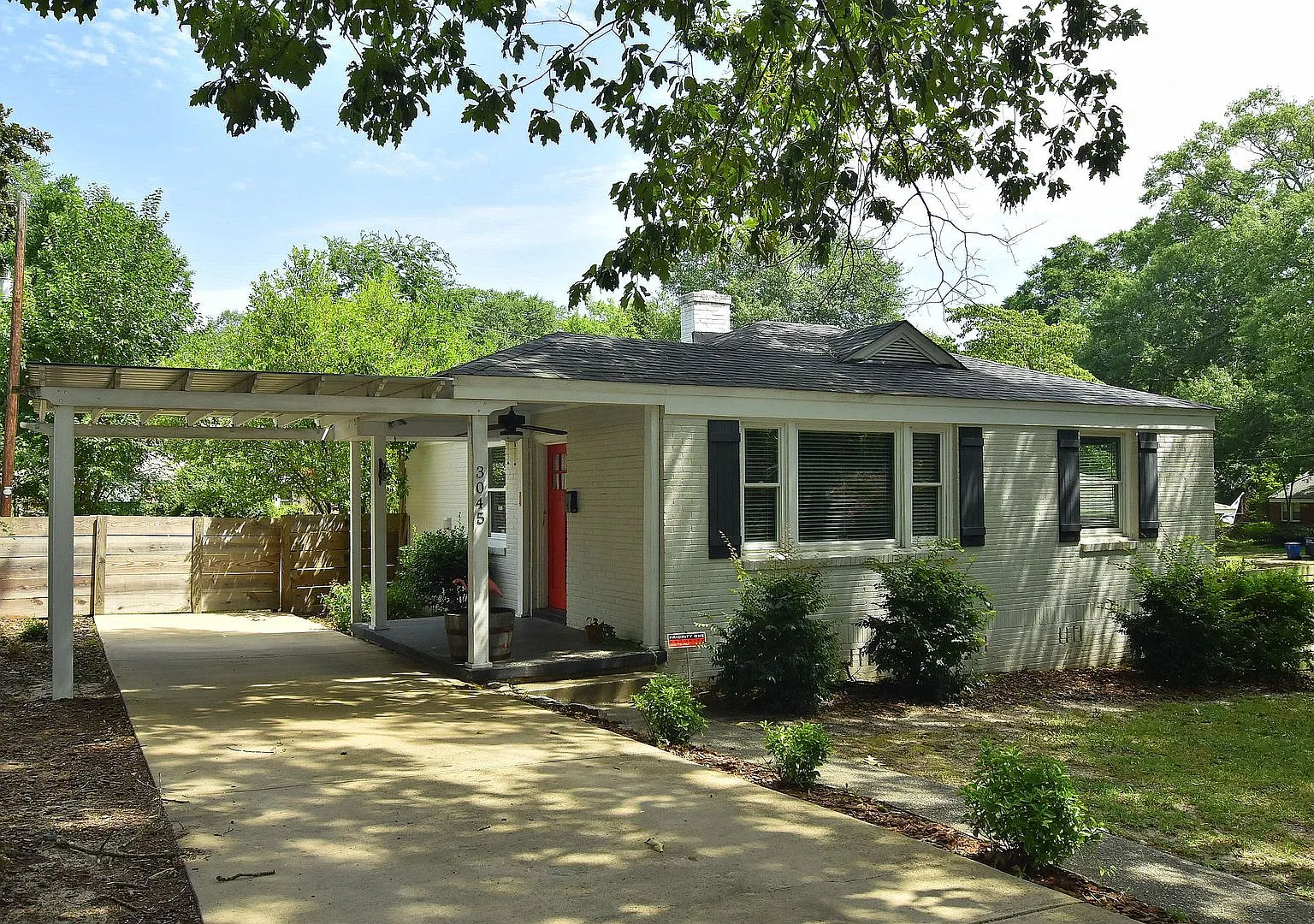 Pre-Leasing For July 15th 2026! 2br 1ba Rosewood Home With Large Backyard — Photo 2