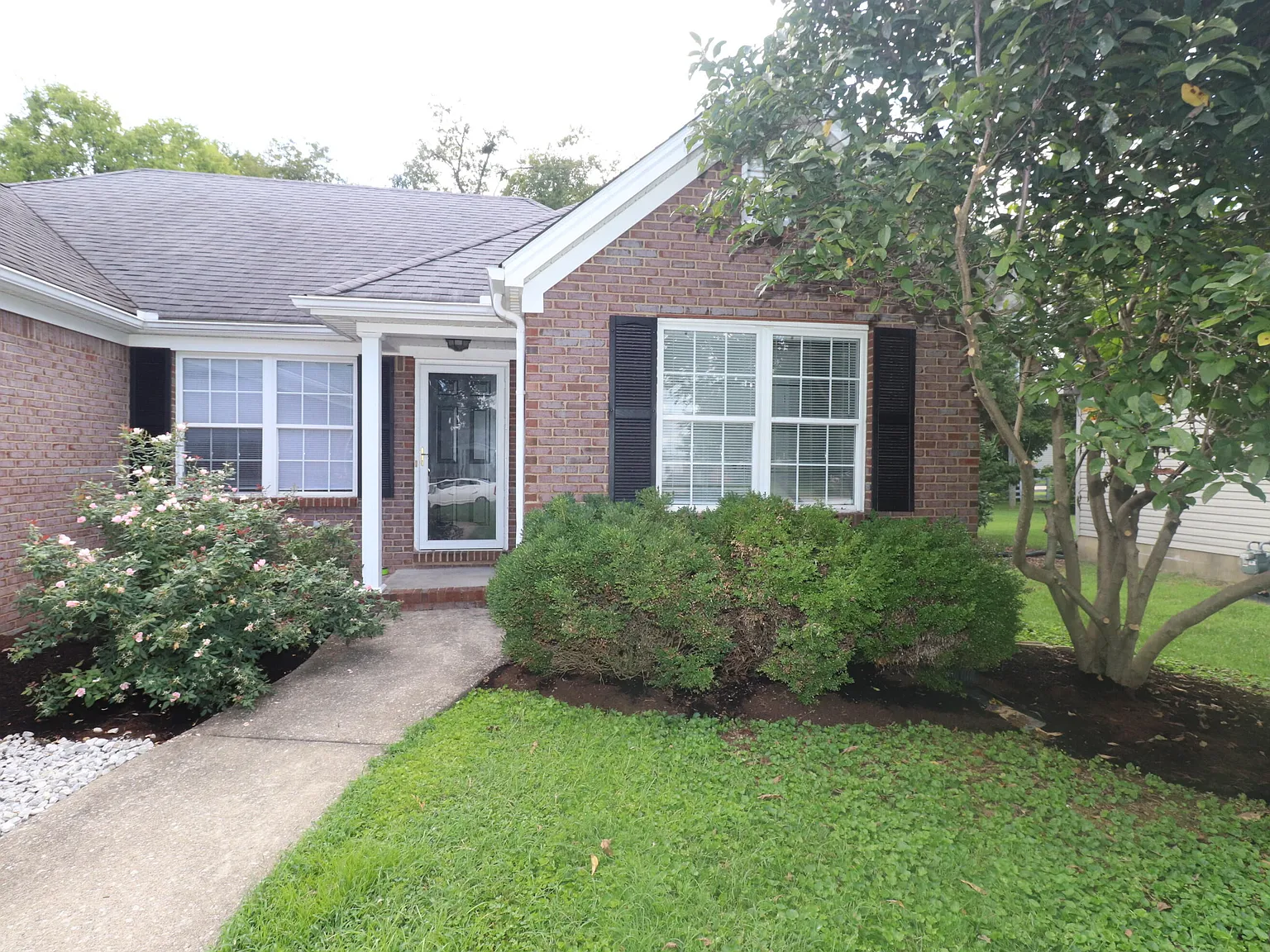 3 bed, 2.0 bath, 1529 sqft, $1,995 — Photo 2