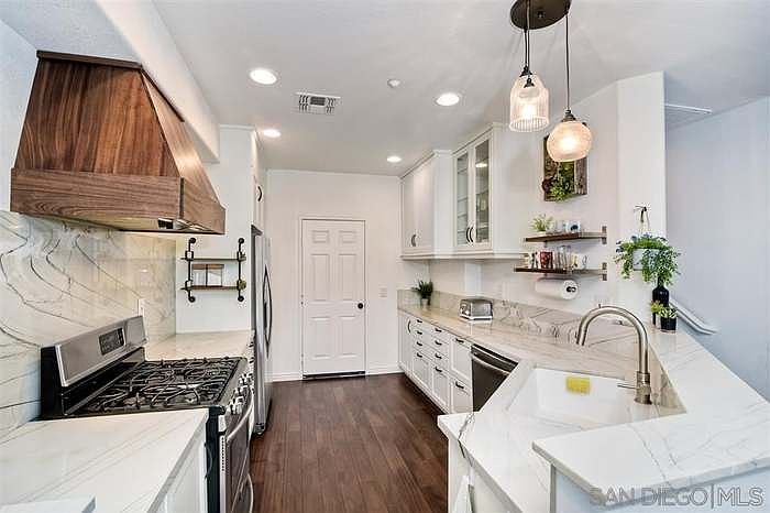 Fully remodeled kitchen, brand new refrigerator and dishwasher