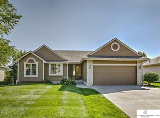 2137 Cobblestone Rd, Papillion, NE 68133