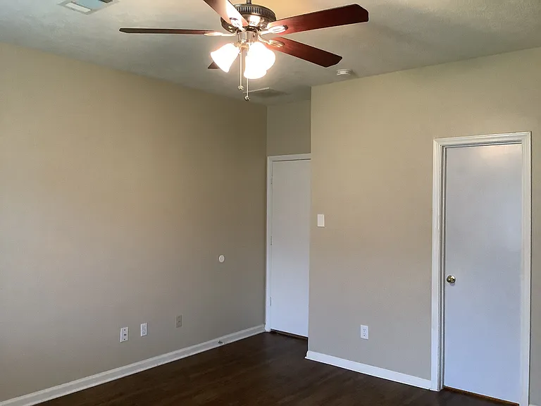 1423 Hunter Green Ln — Photo 13