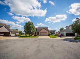 320 S Ghost Creek Cir, Gardner, KS 66030