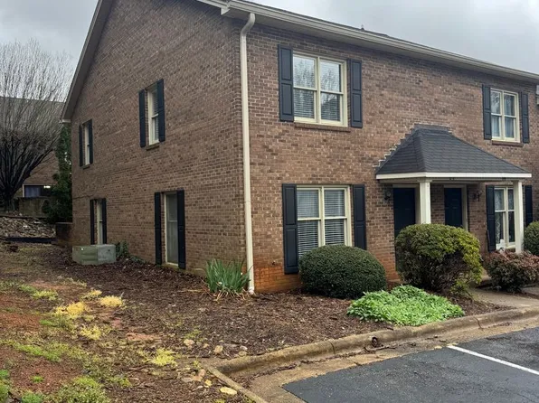 2433 1st St NW APT 21D, Hickory, NC 28601