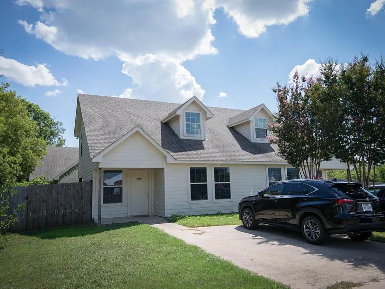 213 S College Dr #B — Photo 2