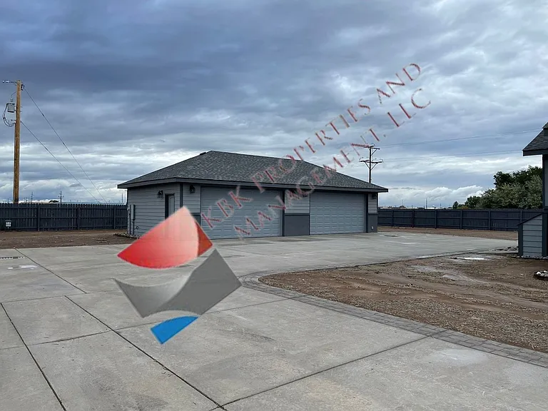 1703 Ross Ave — Photo 10
