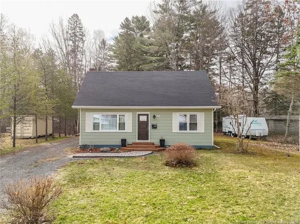 102 McMinniman Ct, Fredericton, NB E3A 8S4