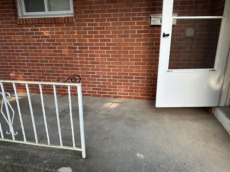 61 Crescent Dr — Photo 2