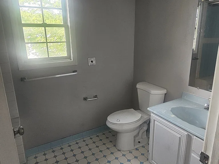 2400 Albany St — Photo 12