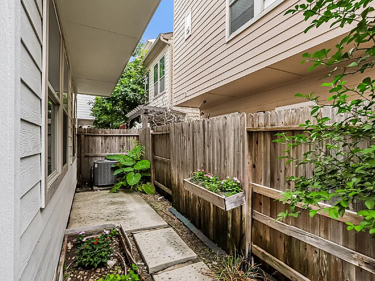 3831 Harry Wurzbach Rd #6 — Photo 30