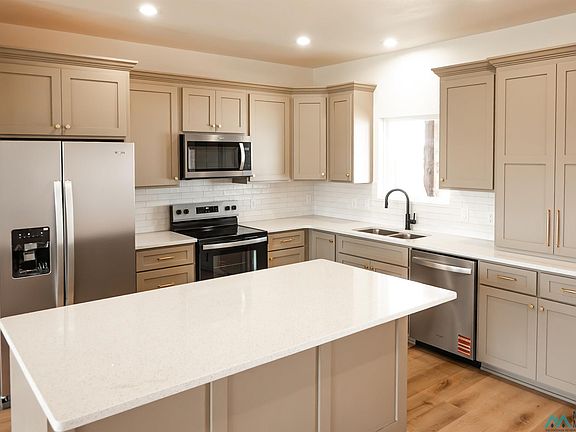 3rd image of 208 Primrose Point