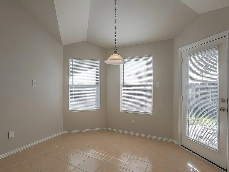 19819 Whispering Hollow Ln — Photo 8