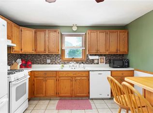 11 Smith St, Riverside, RI 02915