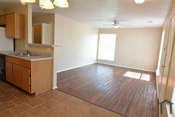 3 bed, 1100 sqft, $1,050 — Photo 2