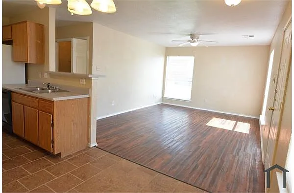 Building Photo - 2202 Wright Way #C