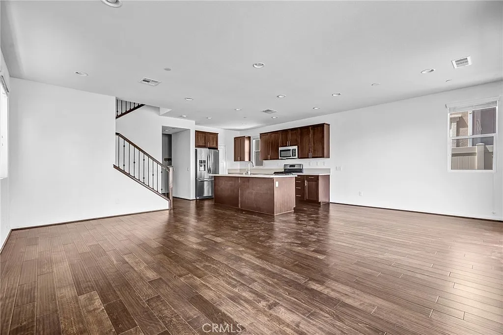 4 bed, 2252 sqft, $4,250 — Photo 4