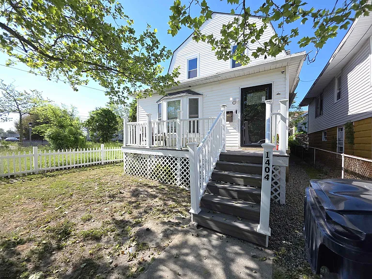 1404 Madison Ave — Photo 2