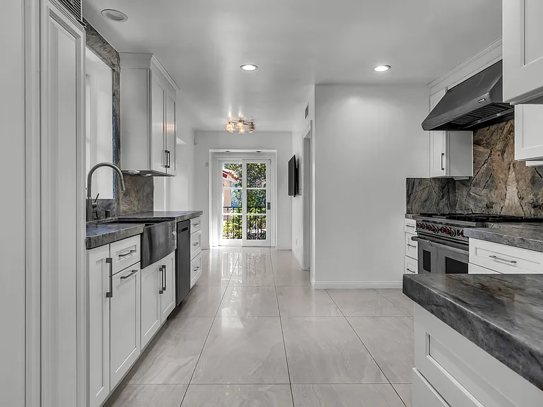 1521 Midvale Ave — Photo 31